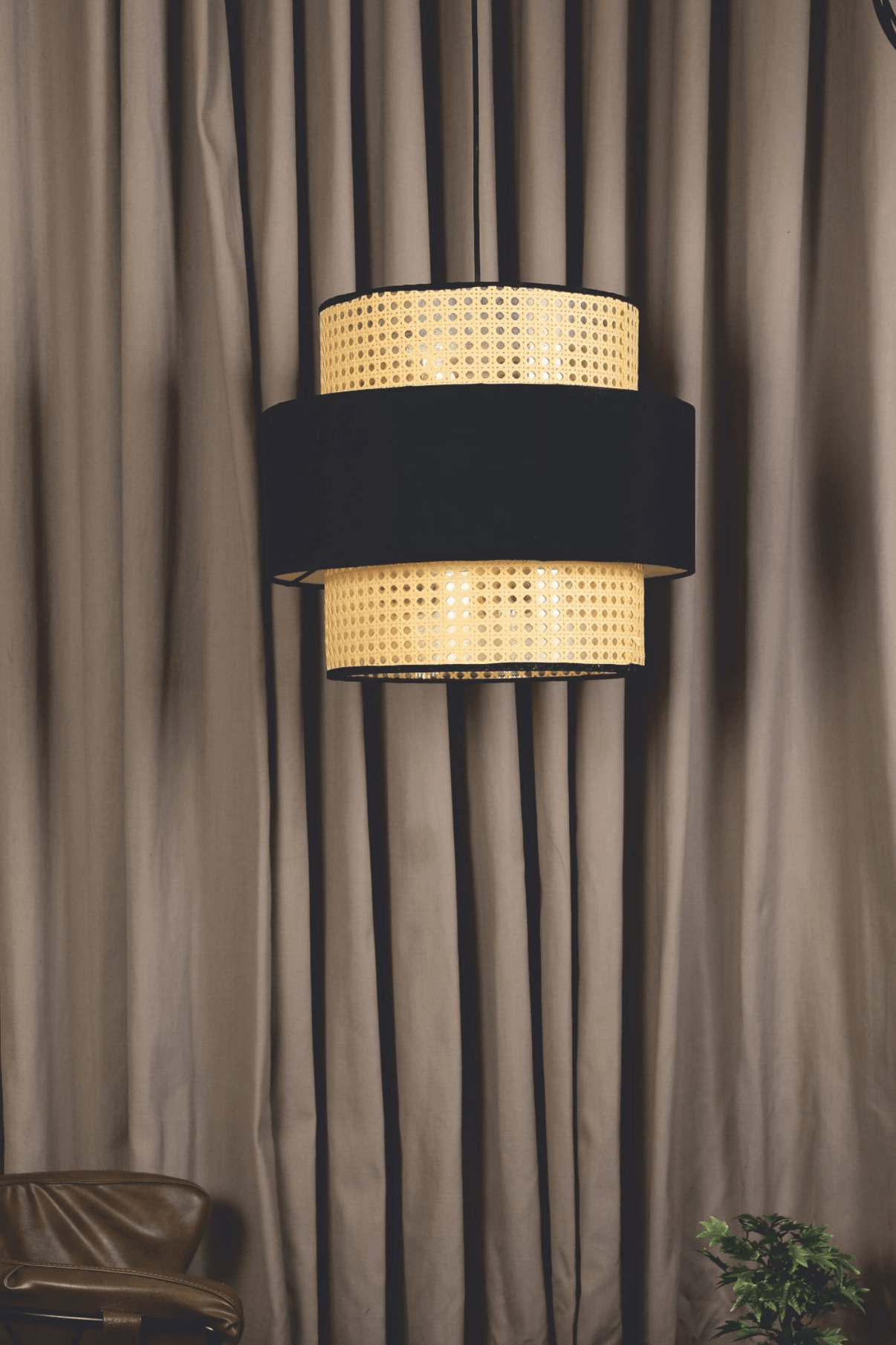 Cravia Handcrafted Pendant Light: Elegance Illuminated